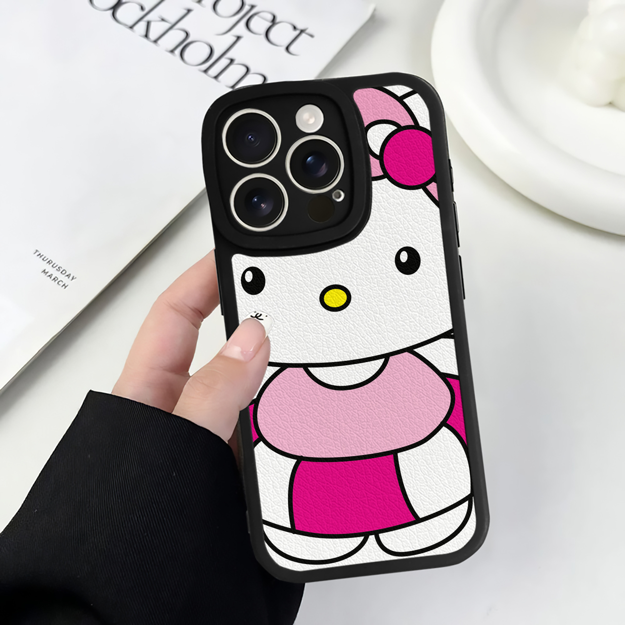 （画像用） Hello Kitty ハローキティ 【iPhone 16シリーズ対応】シリコンスマホケース（レザー調） 材質：シリコン